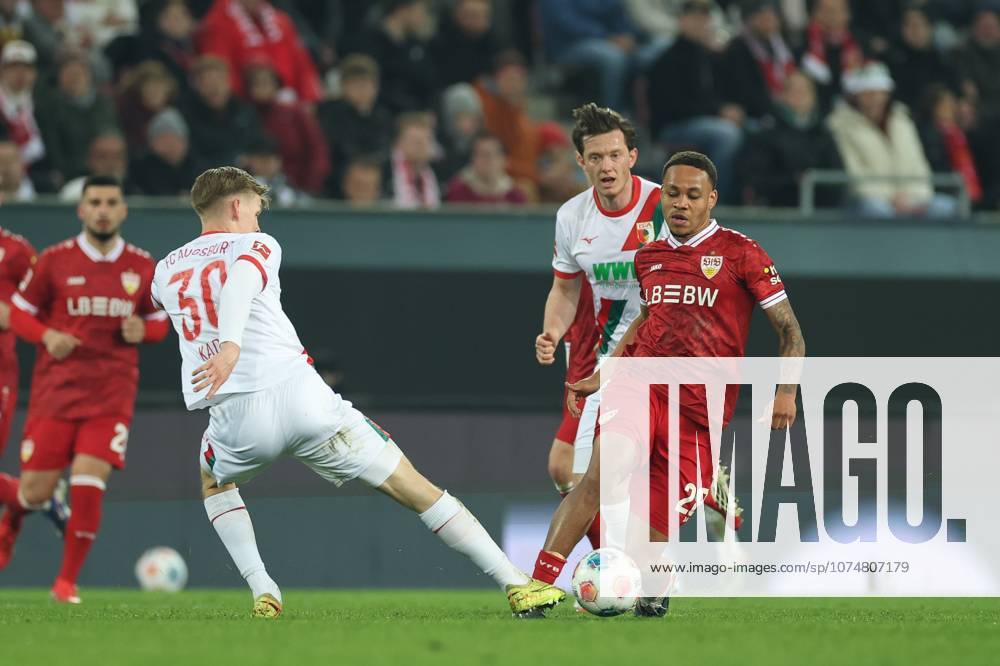Im Zweikampf, Aktion, mit Anton Kade 30 (FC Augsburg), Nikolas Nartey 28 (VfB Stuttgart), FC Augsburg vs. VfB Stuttgart, Fussball, 1. Bundesliga, 27. Spieltag, 22.03.2026 DFB regulations prohibit any use of photographs as image sequences and or quasi-video Augsburg Bayern Deutschland