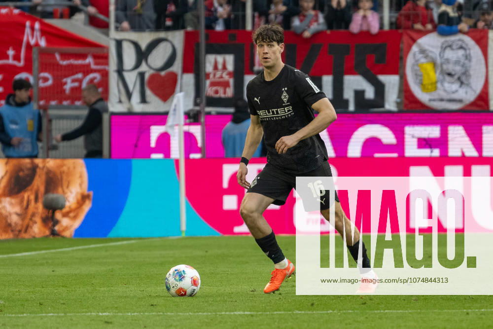 Philipp Sander (Borussia Moenchengladbach, 16) am Ball. 1. FC Koeln vs. Borussia Moenchengladbach, Fussball, 1. Bundesliga, 27. Spieltag, Saison 2025 2026, 21.03.2026 DFL DFB Regulations prohibit any use of Photographs as image sequences and or Quasivideo 1. FC Koeln vs. Borussia Moenchengladbach, Fussball, 1. Bundesliga, 27. Spieltag, Saison 2025 2026, 21.03.2026 Koeln