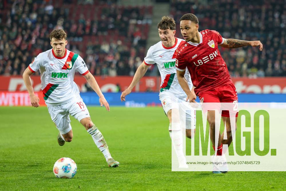 Im Zweikampf, Aktion, mit Robin Fellhauer 19 (FC Augsburg), Cedric Zesiger 16 FC Augsbburg), Nikolas Nartey 28 (VfB Stuttgart), FC Augsburg vs. VfB Stuttgart, Fussball, 1. Bundesliga, 27. Spieltag, 22.03.2026 DFB regulations prohibit any use of photographs as image sequences and or quasi-video Augsburg Bayern Deutschland