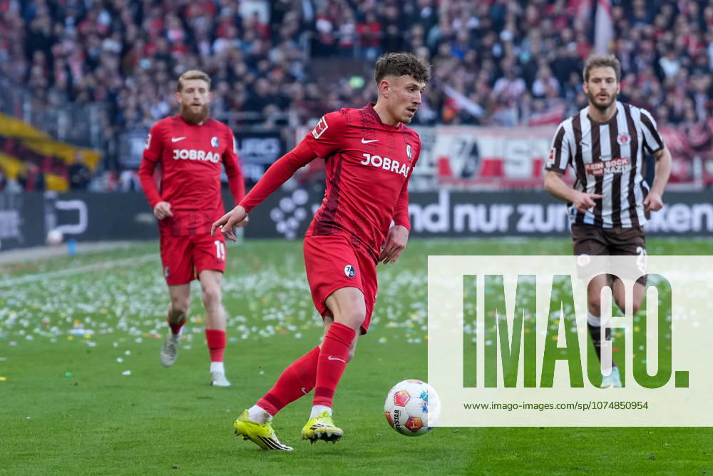 Philipp Treu (SC Freiburg, 29) am Ball , Deutschland, Fussball, 1. Bundesliga, 27.Spieltag, 2025 2026, FC St. Pauli vs. SC Freiburg, 22.03.2026, Millerntor-Stadion, Hamburg, Deutschland DFL REGULATIONS PROHIBIT ANY USE OF PHOTOGRAPHS AS IMAGE SEQUENCES AND OR QUASI-VIDEO. Hamburg Millerntor-Stadion Hamburg Deutschland
