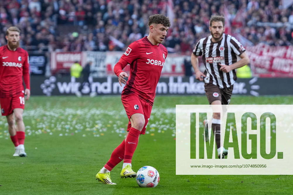 Philipp Treu (SC Freiburg, 29) am Ball , Deutschland, Fussball, 1. Bundesliga, 27.Spieltag, 2025 2026, FC St. Pauli vs. SC Freiburg, 22.03.2026, Millerntor-Stadion, Hamburg, Deutschland DFL REGULATIONS PROHIBIT ANY USE OF PHOTOGRAPHS AS IMAGE SEQUENCES AND OR QUASI-VIDEO. Hamburg Millerntor-Stadion Hamburg Deutschland