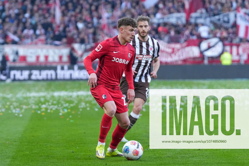 Philipp Treu (SC Freiburg, 29) am Ball , Deutschland, Fussball, 1. Bundesliga, 27.Spieltag, 2025 2026, FC St. Pauli vs. SC Freiburg, 22.03.2026, Millerntor-Stadion, Hamburg, Deutschland DFL REGULATIONS PROHIBIT ANY USE OF PHOTOGRAPHS AS IMAGE SEQUENCES AND OR QUASI-VIDEO. Hamburg Millerntor-Stadion Hamburg Deutschland