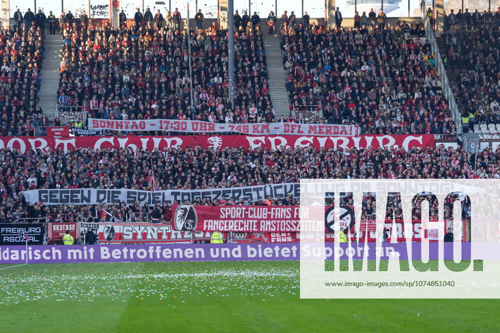 Spruchband der Fans und Ultras auf der Tribüne, Banner für Fangerechte Anstoßzeiten , Deutschland, Fussball, 1. Bundesliga, 27.Spieltag, 2025 2026, FC St. Pauli vs. SC Freiburg, 22.03.2026, Millerntor-Stadion, Hamburg, Deutschland DFL REGULATIONS PROHIBIT ANY USE OF PHOTOGRAPHS AS IMAGE SEQUENCES AND OR QUASI-VIDEO. Hamburg Millerntor-Stadion Hamburg Deutschland