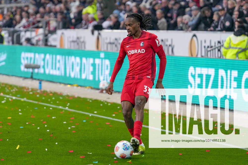 Jordy Makengo (SC Freiburg, 33) am Ball , Deutschland, Fussball, 1. Bundesliga, 27.Spieltag, 2025 2026, FC St. Pauli vs. SC Freiburg, 22.03.2026, Millerntor-Stadion, Hamburg, Deutschland DFL REGULATIONS PROHIBIT ANY USE OF PHOTOGRAPHS AS IMAGE SEQUENCES AND OR QUASI-VIDEO. Hamburg Millerntor-Stadion Hamburg Deutschland