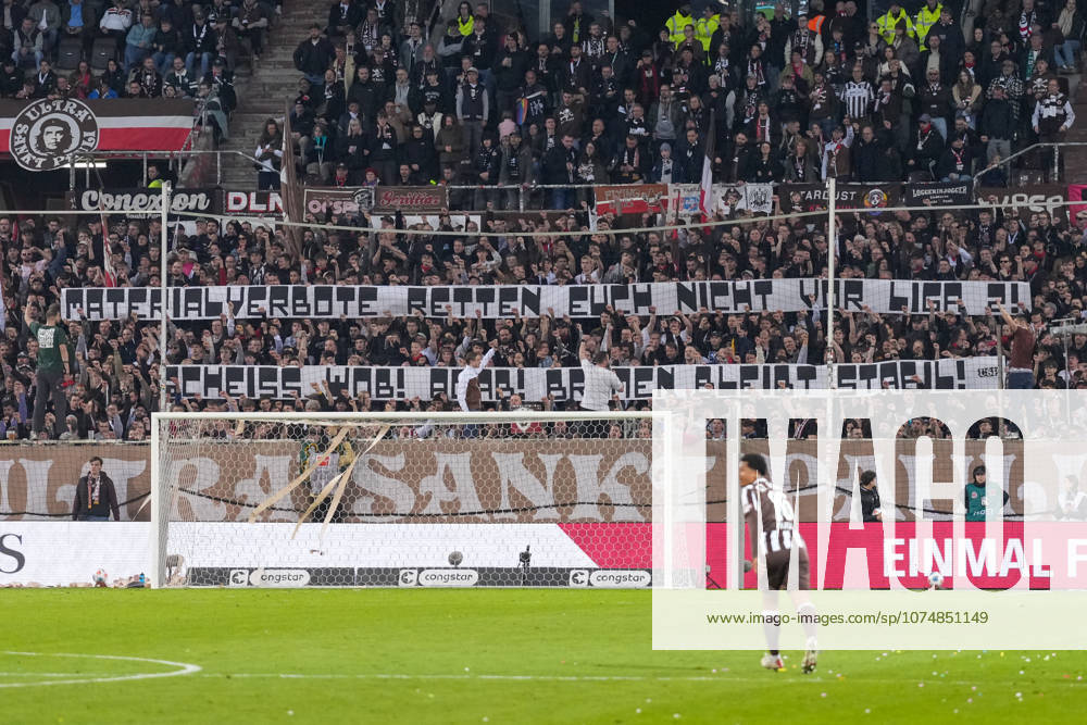 Spruchband der Fans und Ultras auf der Tribüne, Banner, Werder Bremen, VfL Wolfsburg , Deutschland, Fussball, 1. Bundesliga, 27.Spieltag, 2025 2026, FC St. Pauli vs. SC Freiburg, 22.03.2026, Millerntor-Stadion, Hamburg, Deutschland DFL REGULATIONS PROHIBIT ANY USE OF PHOTOGRAPHS AS IMAGE SEQUENCES AND OR QUASI-VIDEO. Hamburg Millerntor-Stadion Hamburg Deutschland