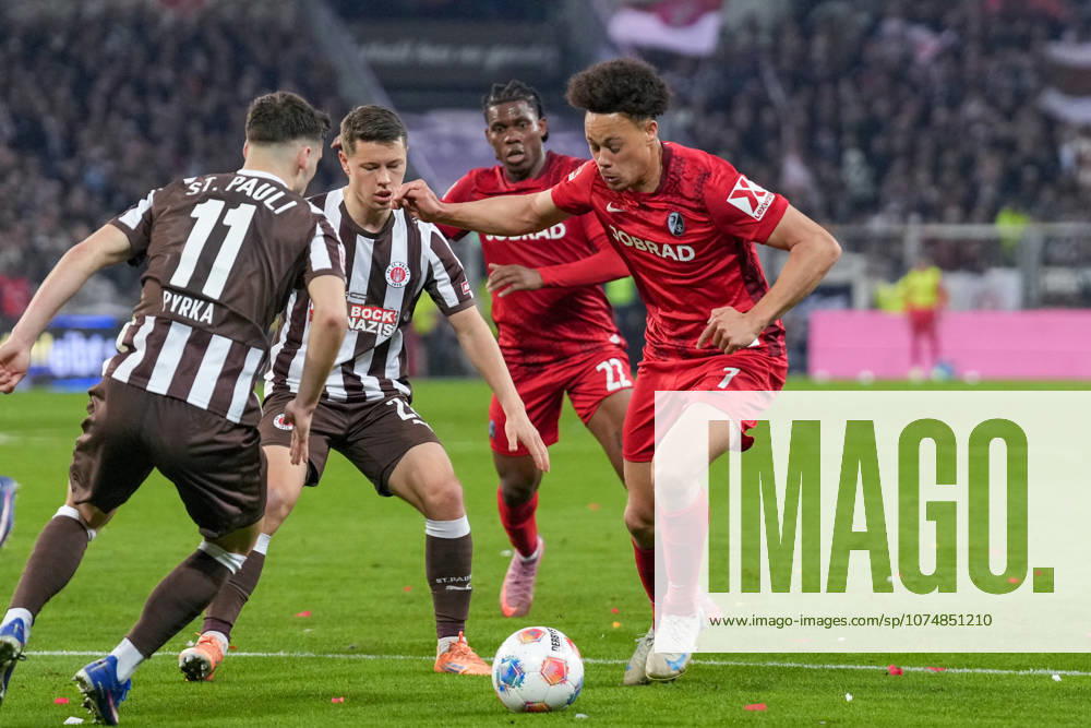 Derry Scherhant (SC Freiburg, 07) im Zweikampf mit Arkadiusz Pyrka (FC St. Pauli, 11) , Deutschland, Fussball, 1. Bundesliga, 27.Spieltag, 2025 2026, FC St. Pauli vs. SC Freiburg, 22.03.2026, Millerntor-Stadion, Hamburg, Deutschland DFL REGULATIONS PROHIBIT ANY USE OF PHOTOGRAPHS AS IMAGE SEQUENCES AND OR QUASI-VIDEO. Hamburg Millerntor-Stadion Hamburg Deutschland