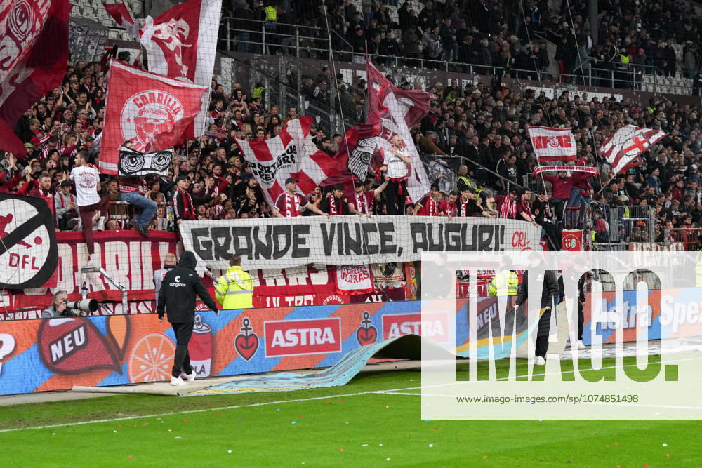 Spruchband der Fans und Ultras auf der Tribüne, Banner für Vincenzo Grifo (SC Freiburg, 32), Rekordtorschütze , Deutschland, Fussball, 1. Bundesliga, 27.Spieltag, 2025 2026, FC St. Pauli vs. SC Freiburg, 22.03.2026, Millerntor-Stadion, Hamburg, Deutschland DFL REGULATIONS PROHIBIT ANY USE OF PHOTOGRAPHS AS IMAGE SEQUENCES AND OR QUASI-VIDEO. Hamburg Millerntor-Stadion Hamburg Deutschland