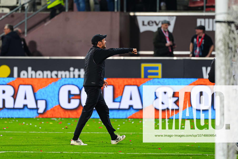 Julian Schuster (SC Freiburg, Trainer) jubelt mit den Fans GER, FC St. Pauli vs. SC Freiburg, Fussball, 1. Bundesliga, Spieltag 27, Saison 2025 2026, 22.03.2026 DFL REGULATIONS PROHIBIT ANY USE OF PHOTOGRAPHS AS IMAGE SEQUENCES AND OR QUASI-VIDEO GER, FC St. Pauli vs. SC Freiburg, Fussball, 1. Bundesliga, Spieltag 27, Saison 2025 2026, 22.03.2026 Hamburg