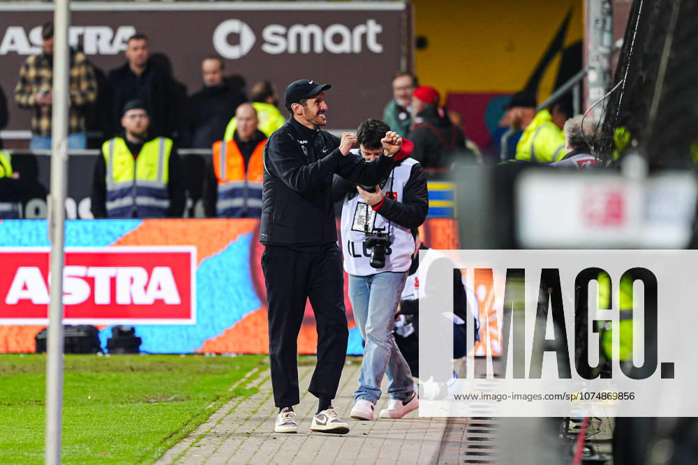 Julian Schuster (SC Freiburg, Trainer) jubelt mit den Fans GER, FC St. Pauli vs. SC Freiburg, Fussball, 1. Bundesliga, Spieltag 27, Saison 2025 2026, 22.03.2026 DFL REGULATIONS PROHIBIT ANY USE OF PHOTOGRAPHS AS IMAGE SEQUENCES AND OR QUASI-VIDEO GER, FC St. Pauli vs. SC Freiburg, Fussball, 1. Bundesliga, Spieltag 27, Saison 2025 2026, 22.03.2026 Hamburg
