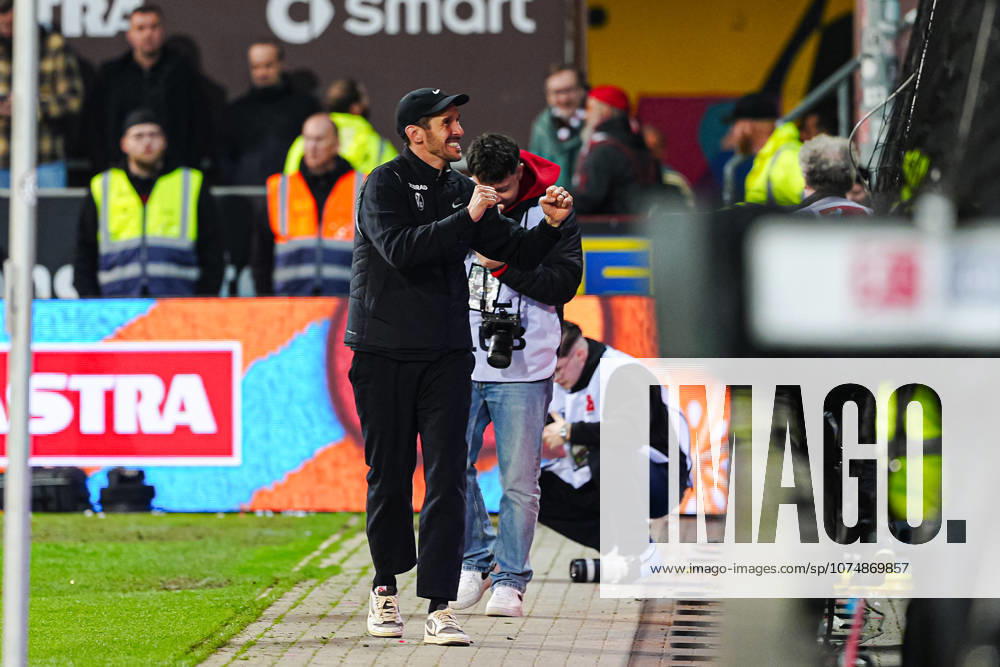 Julian Schuster (SC Freiburg, Trainer) jubelt mit den Fans GER, FC St. Pauli vs. SC Freiburg, Fussball, 1. Bundesliga, Spieltag 27, Saison 2025 2026, 22.03.2026 DFL REGULATIONS PROHIBIT ANY USE OF PHOTOGRAPHS AS IMAGE SEQUENCES AND OR QUASI-VIDEO GER, FC St. Pauli vs. SC Freiburg, Fussball, 1. Bundesliga, Spieltag 27, Saison 2025 2026, 22.03.2026 Hamburg
