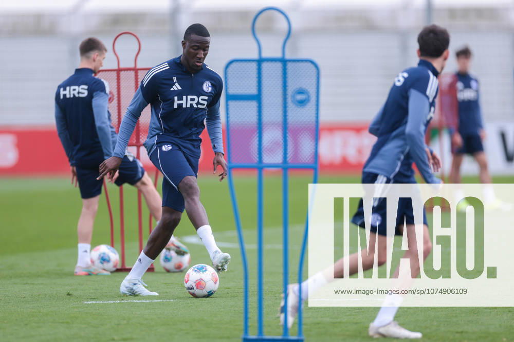 Fussball, Training des FC Schalke 04. Bryan Lasme (FC Schalke 04). Gelsenkirchen Trainingsgelände FC Schalke 04 NRW Deutschland xRHR-FOTO YYx