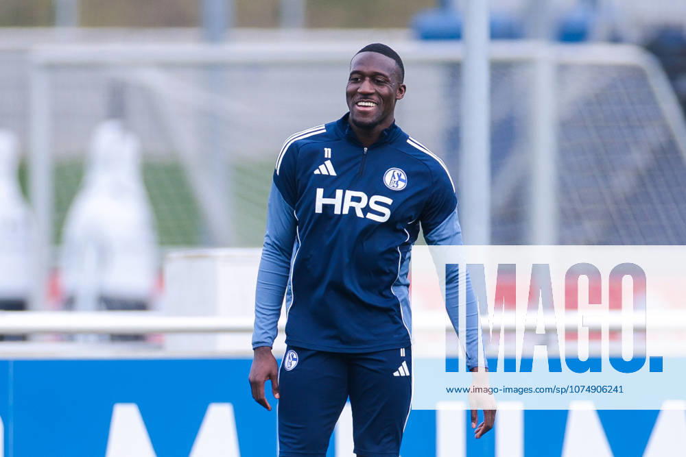 Fussball, Training des FC Schalke 04. Bryan Lasme (FC Schalke 04) lacht. Gelsenkirchen Trainingsgelände FC Schalke 04 NRW Deutschland xRHR-FOTO YYx