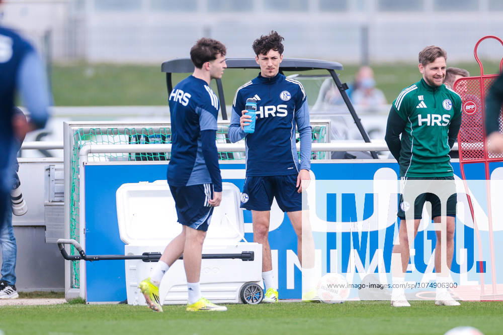 Fussball, Training des FC Schalke 04. v. l. Vitalie Becker (FC Schalke 04), Max Hauswirth (FC Schalke 04) trinken. Gelsenkirchen Trainingsgelände FC Schalke 04 NRW Deutschland xRHR-FOTO YYx
