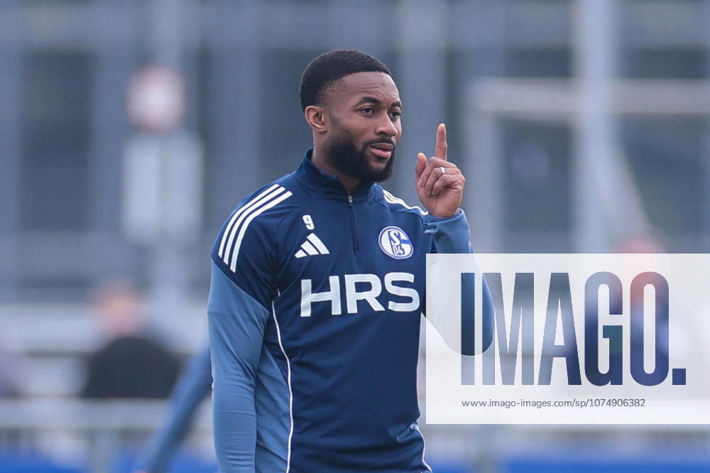 Fussball, Training des FC Schalke 04. Moussa Sylla (FC Schalke 04) hebt den Finger. Gelsenkirchen Trainingsgelände FC Schalke 04 NRW Deutschland xRHR-FOTO YYx