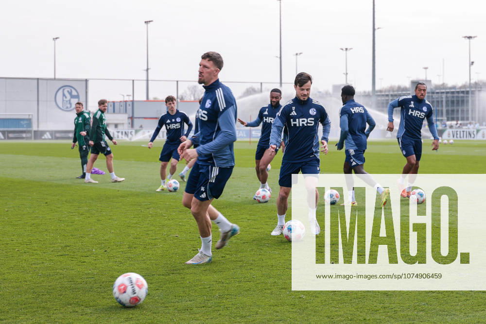 Fussball, Training des FC Schalke 04. v. l. Vitalie Becker (FC Schalke 04), Janik Bachmann (FC Schalke 04), Moussa Sylla (FC Schalke 04), Adrian Gantenbein (FC Schalke 04), Zaid Tchibara (FC Schalke 04), Anton Donkor (FC Schalke 04). Gelsenkirchen Trainingsgelände FC Schalke 04 NRW Deutschland xRHR-FOTO YYx