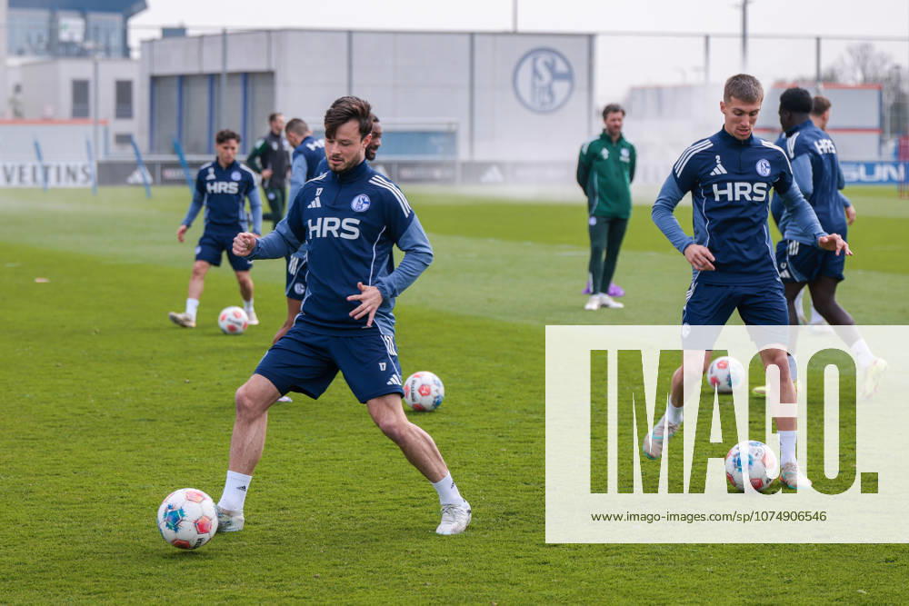 Fussball, Training des FC Schalke 04. v. l. Adrian Gantenbein (FC Schalke 04), Felipe Sanchez (FC Schalke 04). Gelsenkirchen Trainingsgelände FC Schalke 04 NRW Deutschland xRHR-FOTO YYx