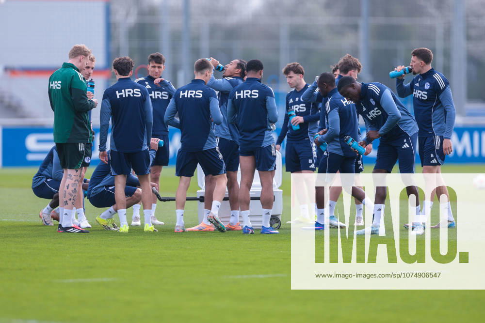Fussball, Training des FC Schalke 04. Die Spieler des S04 machen eine Pause und trinken. Gelsenkirchen Trainingsgelände FC Schalke 04 NRW Deutschland xRHR-FOTO YYx