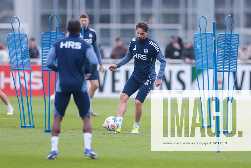 Fussball, Training des FC Schalke 04. Kenan Karaman (FC Schalke 04). Gelsenkirchen Trainingsgelände FC Schalke 04 NRW Deutschland xRHR-FOTO YYx