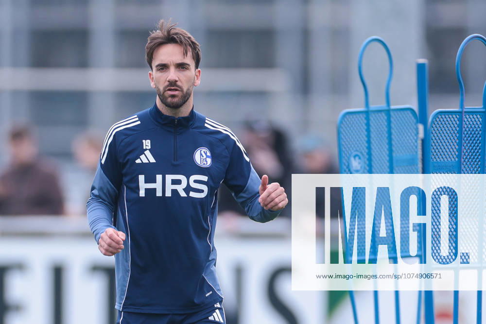 Fussball, Training des FC Schalke 04. Kenan Karaman (FC Schalke 04). Gelsenkirchen Trainingsgelände FC Schalke 04 NRW Deutschland xRHR-FOTO YYx