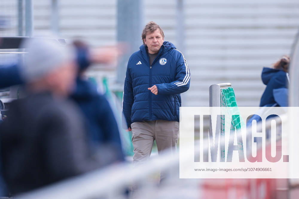 Fussball, Training des FC Schalke 04. Direktor Profifussball Youri Mulder (FC Schalke 04). Gelsenkirchen Trainingsgelände FC Schalke 04 NRW Deutschland xRHR-FOTO YYx