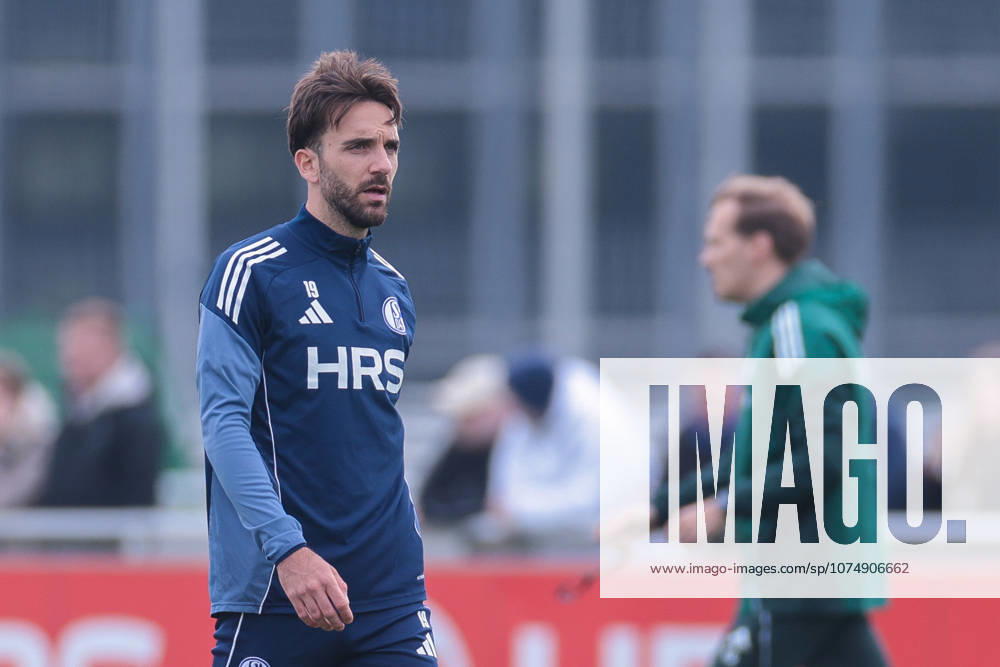 Fussball, Training des FC Schalke 04. Kenan Karaman (FC Schalke 04). Gelsenkirchen Trainingsgelände FC Schalke 04 NRW Deutschland xRHR-FOTO YYx