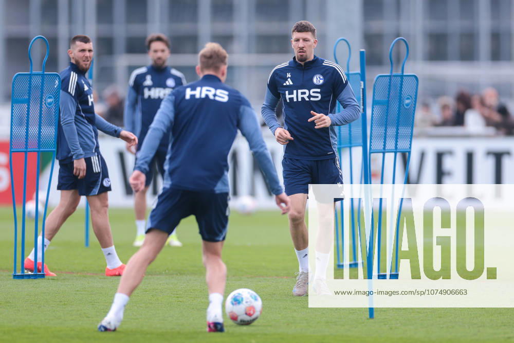 Fussball, Training des FC Schalke 04. v. l. Hasan Kurucay (FC Schalke 04), Timo Becker (FC Schalke 04), Janik Bachmann (FC Schalke 04). Gelsenkirchen Trainingsgelände FC Schalke 04 NRW Deutschland xRHR-FOTO YYx
