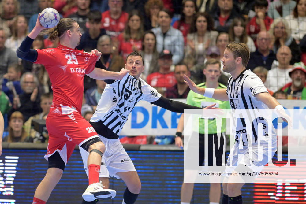 Olle Forsell Schefvert (MT Melsungen 25) beim Wurf; Domagoj Duvnjak (THW Kiel 4), Petter Overby (THW Kiel 11) (R) in der Abwehr , GER, MT Melsungen - THW Kiel, Handball, 1. Bundesliga, 26. Spieltag, Saison 2025 2026, 27.03.2026, GER, MT Melsungen - THW Kiel, Handball, 1. Bundesliga, 26. Spieltag, Saison 2025 2026, 27.03.2026 Kassel