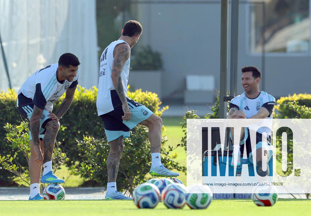 Argentina s forward Lionel Messi (R) and teammates during a training session in Ezeiza, Buenos Aires Province, on March 30, 2026, ahead of the FIFA World Cup, WM, Weltmeisterschaft, Fussball 2026 friendly football match against Zambia. EZEIZA ARGENTINA