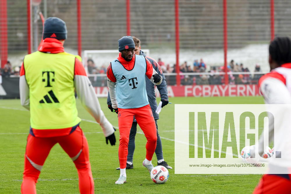 Alphonso Davies (FC Bayern Muenchen, 19) mit Ball, GER, Oeffentliches Training, FC Bayern Muenchen, Fussball, Saison 2025 2026, 31.03.2026, GER, Oeffentliches Training, FC Bayern Muenchen, Fussball, Saison 2025 2026, 31.03.2026 Muenchen