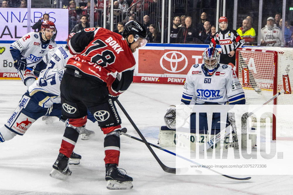 Joacim Eriksson (Schwenninger Wild Wings, 60) vs Dominik Bokk (Koelner Haie, 78) Koelner Haie vs. Schwenninger Wild Wings, Eishockey, Penny DEL, Playoffs, Viertelfinale, Spiel 4, 2025 2026, 31.03.2026 Koelner Haie (KEC) vs. Schwenninger Wild Wings, Eishockey, Penny DEL, Playoffs, Viertelfinale, Spiel 4, 2025 2026, 31.03.2026 Koeln