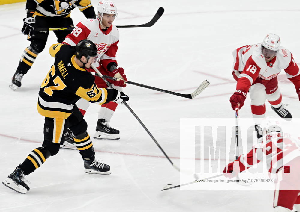 Pittsburgh Penguins right wing Rickard Rakell (67) shoots pass Detroit Red Wings center Andrew Copp (18) and Detroit Red Wings Alex Debrincat and scores during the first period at PPG Paints Arena in Pittsburgh on Tuesday, March 31, 2026. PIT2026033101 ARCHIExCARPENTER