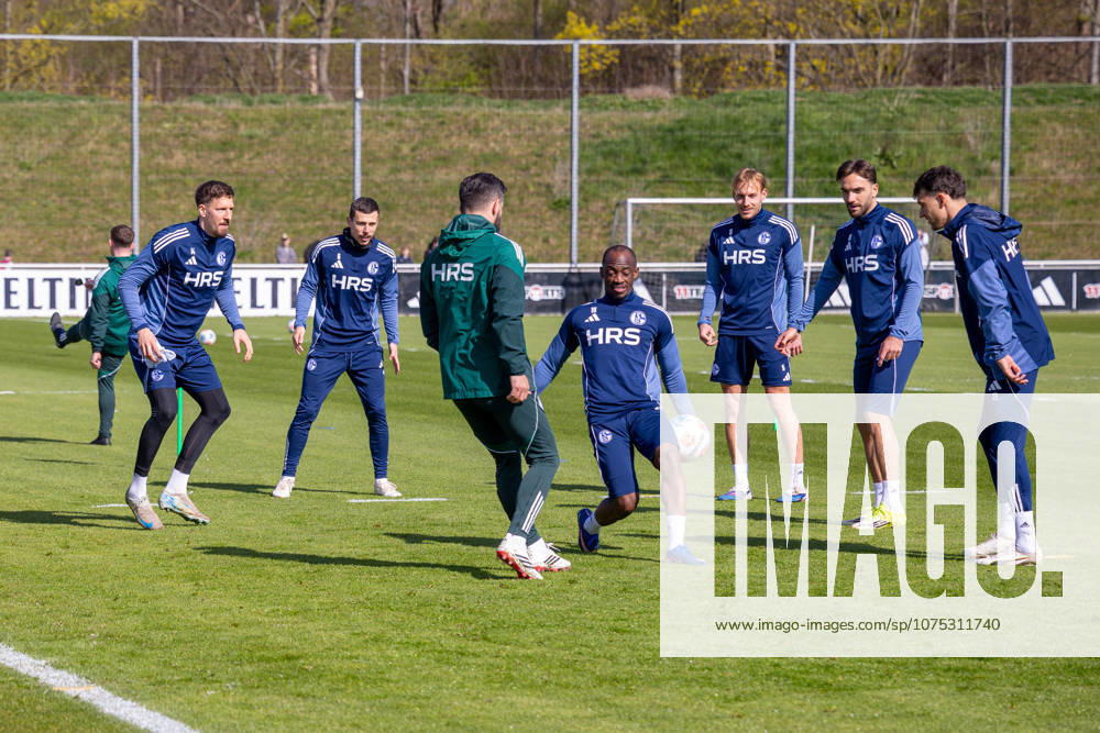 Fussball, Training des FC Schalke 04. v. l. Janik Bachmann (FC Schalke 04), Ron Schallenberg (FC Schalke 04), Christopher Antwi-Adjei (FC Schalke 04), Timo Becker (FC Schalke 04), Kenan Karaman (FC Schalke 04), Dejan Ljubicic (FC Schalke 04). Gelsenkirchen Trainingsgelände FC Schalke 04 NRW Deutschland xRHR-FOTO YYx