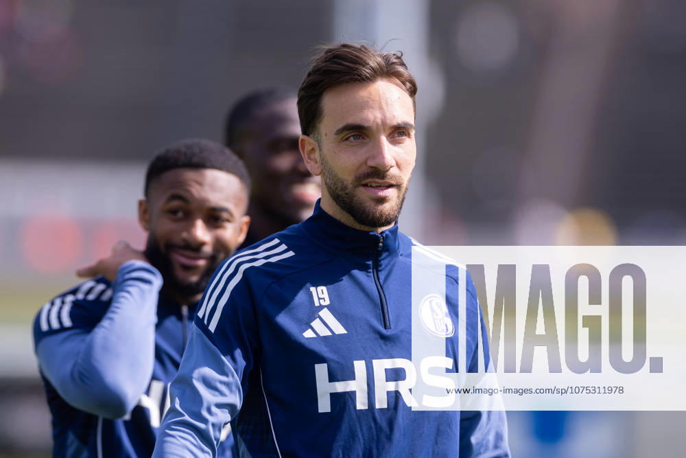 Fussball, Training des FC Schalke 04. Kenan Karaman (FC Schalke 04). Gelsenkirchen Trainingsgelände FC Schalke 04 NRW Deutschland xRHR-FOTO YYx