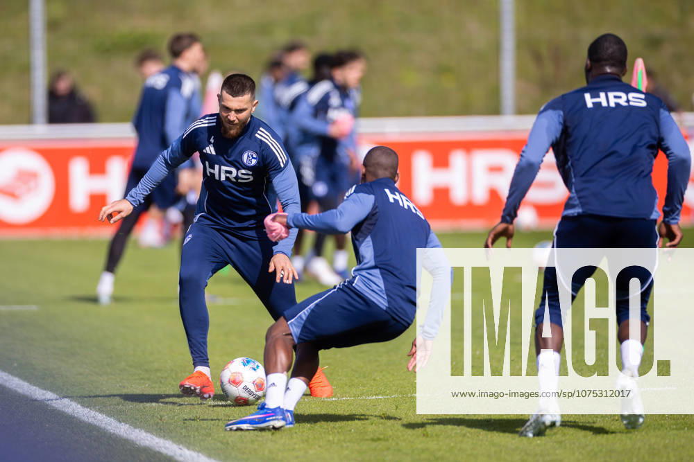 Fussball, Training des FC Schalke 04. v. l. Hasan Kurucay (FC Schalke 04), Christopher Antwi-Adjei (FC Schalke 04). Gelsenkirchen Trainingsgelände FC Schalke 04 NRW Deutschland xRHR-FOTO YYx
