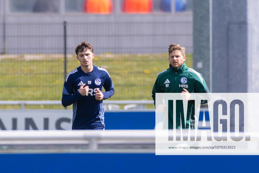 Fussball, Training des FC Schalke 04. v. l. Vitalie Becker (FC Schalke 04), Reha-Trainer Marc Thum (FC Schalke 04). Gelsenkirchen Trainingsgelände FC Schalke 04 NRW Deutschland xRHR-FOTO YYx