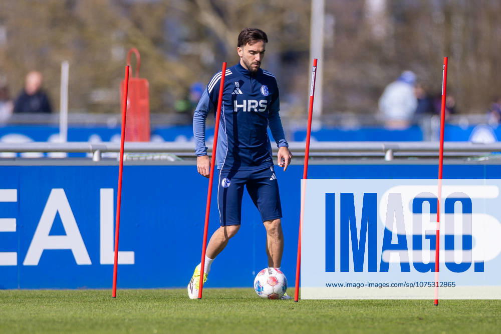 Fussball, Training des FC Schalke 04. Kenan Karaman (FC Schalke 04). Gelsenkirchen Trainingsgelände FC Schalke 04 NRW Deutschland xRHR-FOTO YYx