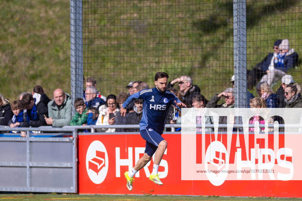 Fussball, Training des FC Schalke 04. Kenan Karaman (FC Schalke 04) sprintet vor den Fans. Gelsenkirchen Trainingsgelände FC Schalke 04 NRW Deutschland xRHR-FOTO YYx