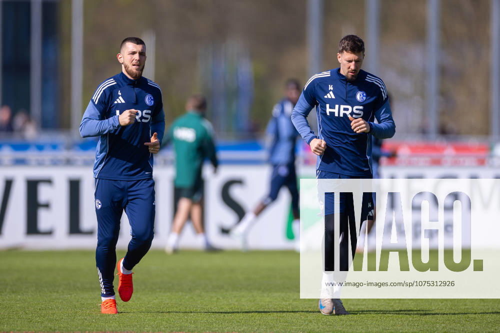 Fussball, Training des FC Schalke 04. v. l. Hasan Kurucay (FC Schalke 04), Janik Bachmann (FC Schalke 04). Gelsenkirchen Trainingsgelände FC Schalke 04 NRW Deutschland xRHR-FOTO YYx