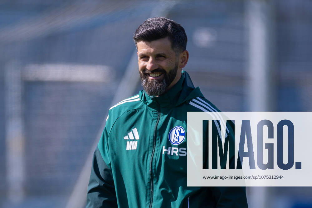 Fussball, Training des FC Schalke 04. Trainer Miron Muslic (FC Schalke 04) lacht. Gelsenkirchen Trainingsgelände FC Schalke 04 NRW Deutschland xRHR-FOTO YYx