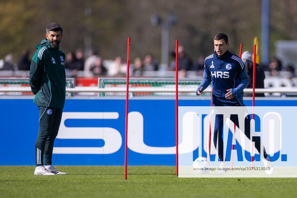 Fussball, Training des FC Schalke 04. v. l. Trainer Miron Muslic (FC Schalke 04), Ron Schallenberg (FC Schalke 04). Gelsenkirchen Trainingsgelände FC Schalke 04 NRW Deutschland xRHR-FOTO YYx
