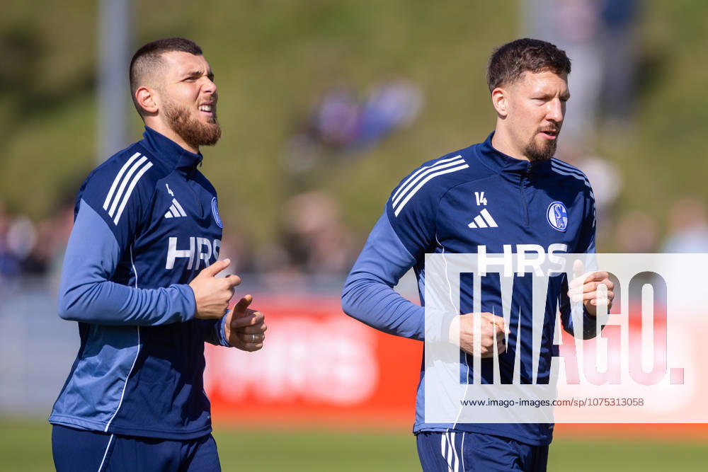 Fussball, Training des FC Schalke 04. v. l. Hasan Kurucay (FC Schalke 04), Janik Bachmann (FC Schalke 04). Gelsenkirchen Trainingsgelände FC Schalke 04 NRW Deutschland xRHR-FOTO YYx