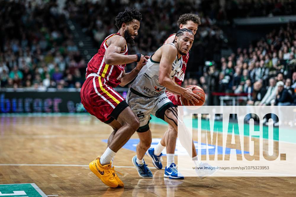 Jordan Roland (Gladiators Trier) im Zweikampf mit Davion Mintz (Fitness First Wuerzburg Baskets) und Brae Ivey (Fitness First Wuerzburg Baskets), Vet Concept Gladiators Trier vs Fitness First Wuerzburg Baskets, Basketball, easyCredit BBL, 27. Spieltag, Saison 2025 2026, 01.04.2026 Vet Concept Gladiators Trier vs Fitness First Wuerzburg Baskets, Basketball, easyCredit BBL, 27. Spieltag, Saison 2025 2026