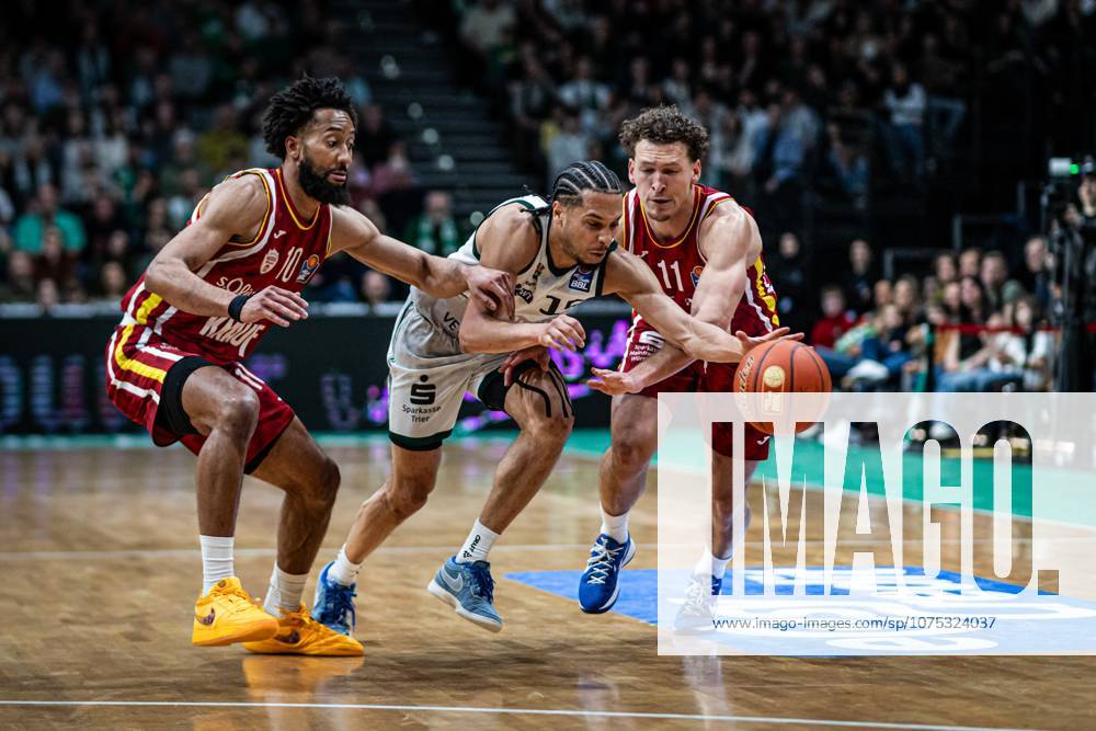 Jordan Roland (Gladiators Trier) im Zweikampf mit Davion Mintz (Fitness First Wuerzburg Baskets) und Brae Ivey (Fitness First Wuerzburg Baskets), Vet Concept Gladiators Trier vs Fitness First Wuerzburg Baskets, Basketball, easyCredit BBL, 27. Spieltag, Saison 2025 2026, 01.04.2026 Vet Concept Gladiators Trier vs Fitness First Wuerzburg Baskets, Basketball, easyCredit BBL, 27. Spieltag, Saison 2025 2026