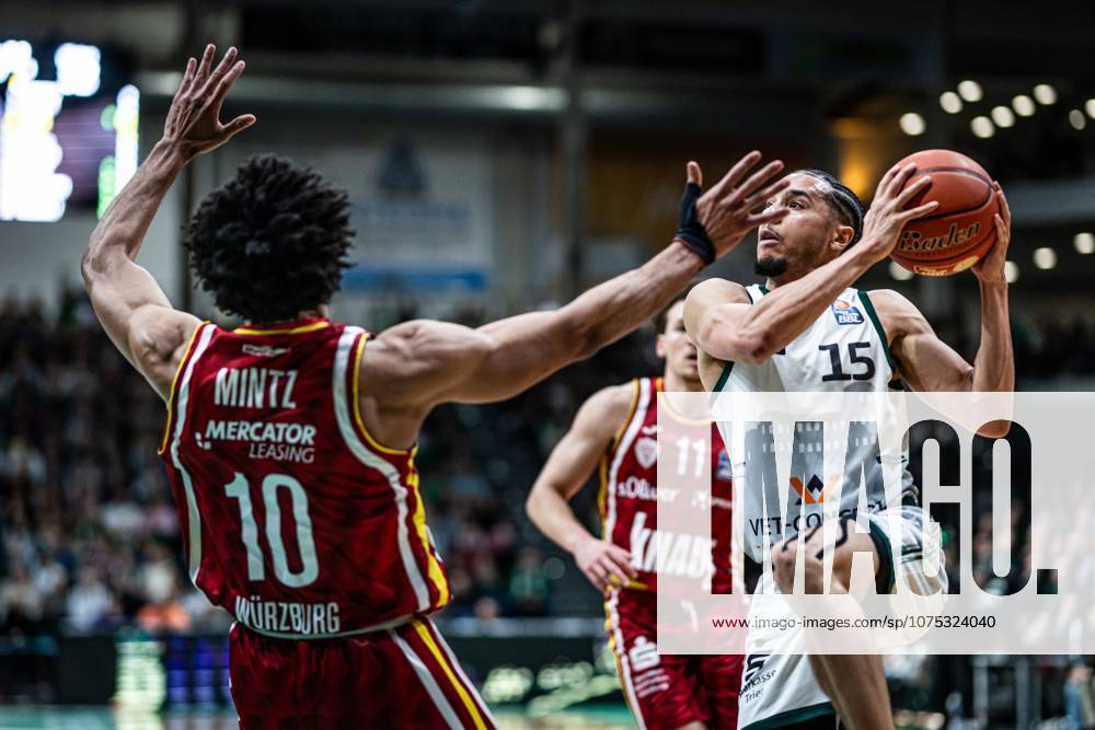 Jordan Roland (Gladiators Trier) im Zweikampf mit Davion Mintz (Fitness First Wuerzburg Baskets), Vet Concept Gladiators Trier vs Fitness First Wuerzburg Baskets, Basketball, easyCredit BBL, 27. Spieltag, Saison 2025 2026, 01.04.2026 Vet Concept Gladiators Trier vs Fitness First Wuerzburg Baskets, Basketball, easyCredit BBL, 27. Spieltag, Saison 2025 2026