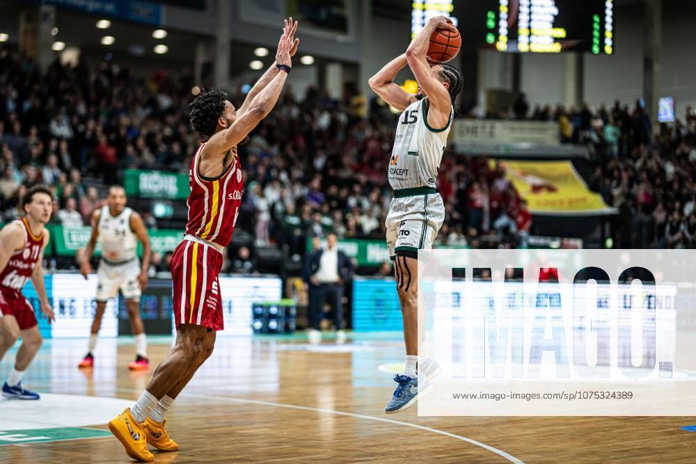 Jordan Roland (Gladiators Trier) im Zweikampf mit Davion Mintz (Fitness First Wuerzburg Baskets), Vet Concept Gladiators Trier vs Fitness First Wuerzburg Baskets, Basketball, easyCredit BBL, 27. Spieltag, Saison 2025 2026, 01.04.2026 Vet Concept Gladiators Trier vs Fitness First Wuerzburg Baskets, Basketball, easyCredit BBL, 27. Spieltag, Saison 2025 2026