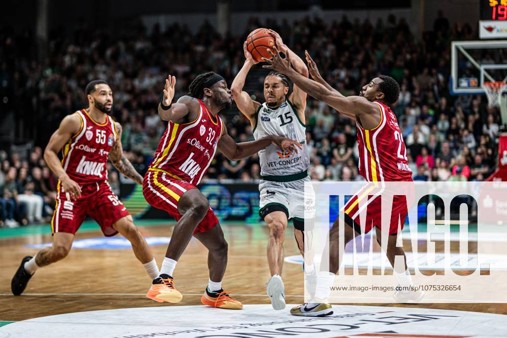 Jordan Roland (Gladiators Trier) im Zweikampf mit David Muenkat (Fitness First Wuerzburg Baskets), Charles Thompson (Fitness First Wuerzburg Baskets) und Jonathan Stove (Fitness First Wuerzburg Baskets), Vet Concept Gladiators Trier vs Fitness First Wuerzburg Baskets, Basketball, easyCredit BBL, 27. Spieltag, Saison 2025 2026, 01.04.2026 Vet Concept Gladiators Trier vs Fitness First Wuerzburg Baskets, Basketball, easyCredit BBL, 27. Spieltag, Saison 2025 2026