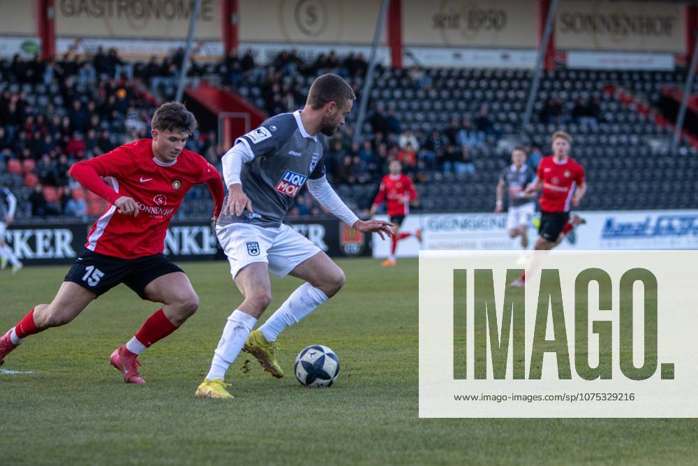 Antonis Aidonis (15; SG Sonnenhof Großaspach) im Zweikampf um den Ball mit einem Gegenspieler Zweikampf um den Ball