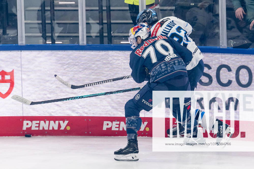 Kampf um den Puck Zweikampf zwischen Maximilian Daubner (EHC Red Bull Muenchen, 70) und Jakin Smallwood (ERC Ingolstadt, 23) GER, EHC Red Bull Muenchen vs. ERC Ingolstadt, Eishockey, DEL, Playoffs, Viertelfinale Spiel 5, Saison 2025 2026, 02.04.2026. GER, EHC Red Bull Muenchen vs. ERC Ingolstadt, Eishockey, DEL, Playoffs, Viertelfinale Spiel 5, Saison 2025 2026, 02.04.2026. Muenchen