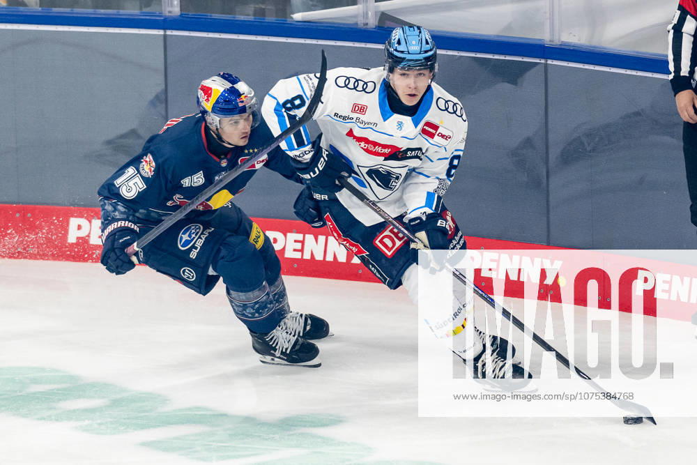 Kampf um den Puck Zweikampf zwischen Nikolaus Heigl (EHC Red Bull Muenchen, 15) und Philipp Krauss (ERC Ingolstadt, 8) GER, EHC Red Bull Muenchen vs. ERC Ingolstadt, Eishockey, DEL, Playoffs, Viertelfinale Spiel 5, Saison 2025 2026, 02.04.2026. GER, EHC Red Bull Muenchen vs. ERC Ingolstadt, Eishockey, DEL, Playoffs, Viertelfinale Spiel 5, Saison 2025 2026, 02.04.2026. Muenchen