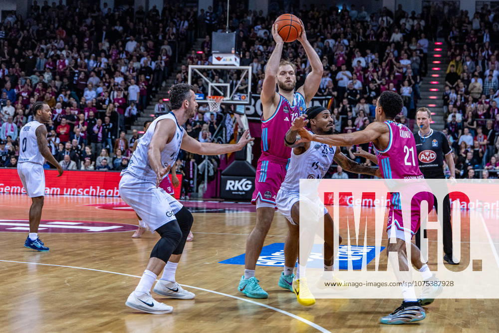 Melvin Jostmann (Telekom Baskets Bonn, 12) mit Joel Sadu Aminu (Telekom Baskets Bonn, 21) vs DJ Damariae Horne (MLP Academics Heidelberg, 00), Paul Zipser (MLP Academics Heidelberg, 09), DJ Damariae Horne (MLP Academics Heidelberg, 00) Telekom Baskets Bonn vs. MLP Academics Heidelberg, Basketball, easy Credit BBL, 27. Spieltag, 2025 2026, 02.04.2026 Telekom Baskets Bonn vs. MLP Academics Heidelberg, Basketball, easy Credit BBL, 27. Spieltag, 2025 2026, 02.04.2026 Bonn